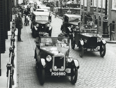 109273 Afbeelding van een rit met Engelse oldtimers op de Drift te Utrecht.